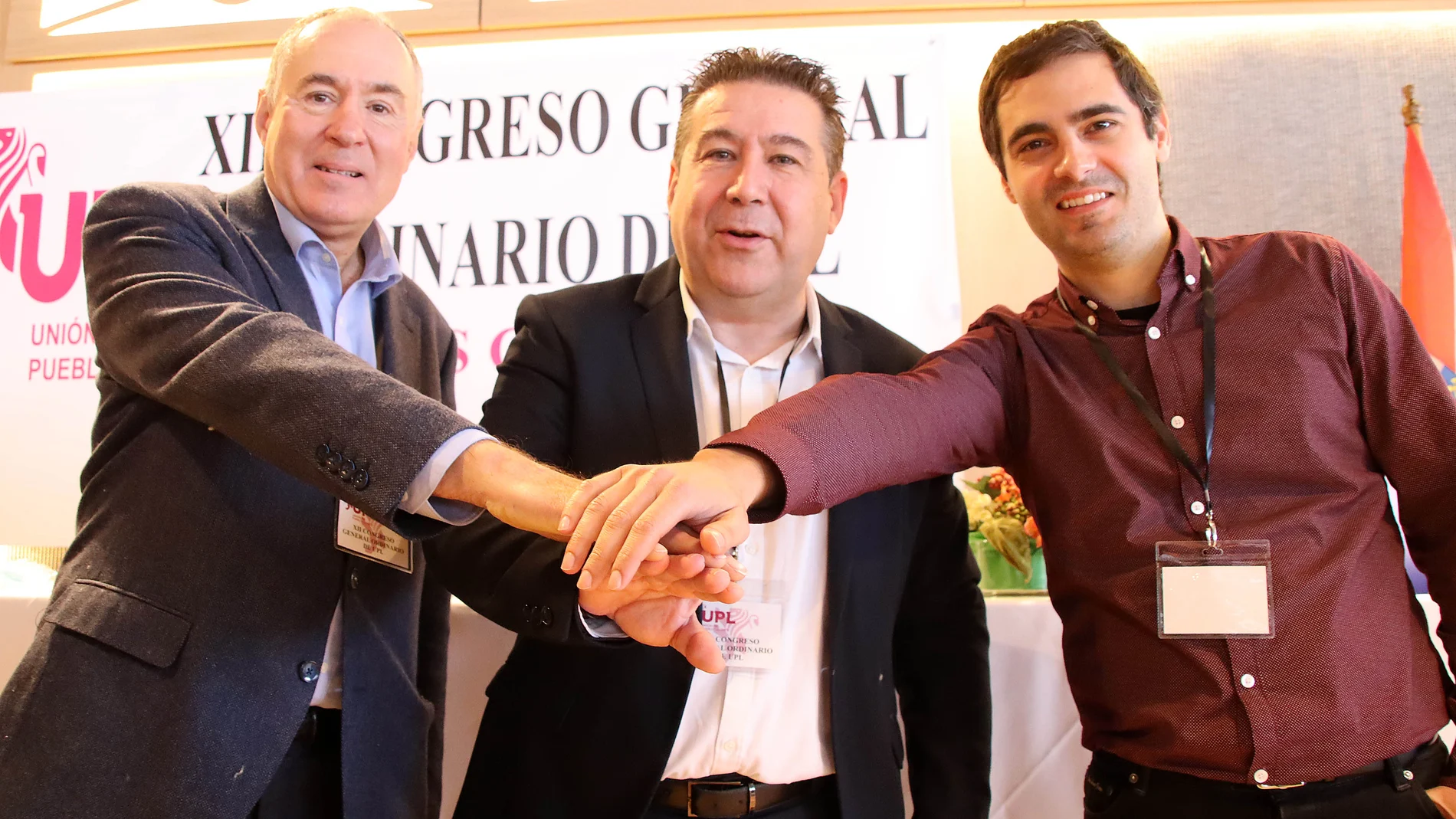 El secretario general de UPL, Luis Mariano Santos, y el vicesecretario, Eduardo López Sendino con Carlos Javier Salgado, nuevo presidente