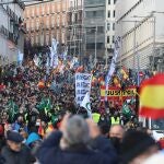 MADRID, 27/11/2021.- Agentes de todos los cuerpos policiales salen este sábado a la calle en Madrid para protestar contra la reforma que plantea el Gobierno de la actual Ley de Seguridad Ciudadana, la llamada ley mordaza, en una manifestación a la que se han sumado PP, Vox y Ciudadanos. EFE/J.J. Guillén