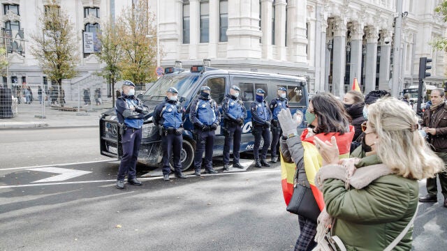 Varios policías municipales son aplaudidos en una manifestación contra la reforma de la Ley de Seguridad Ciudadana, frente al Congreso de los Diputados