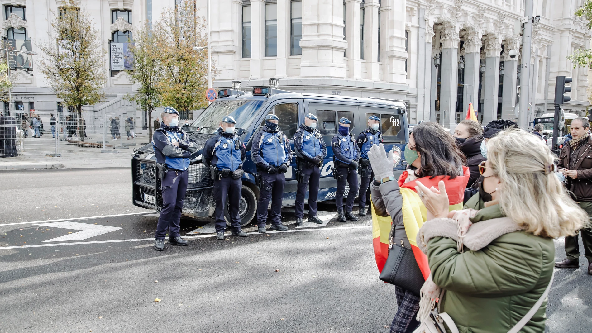 Varios policías municipales son aplaudidos en una manifestación contra la reforma de la Ley de Seguridad Ciudadana, frente al Congreso de los Diputados