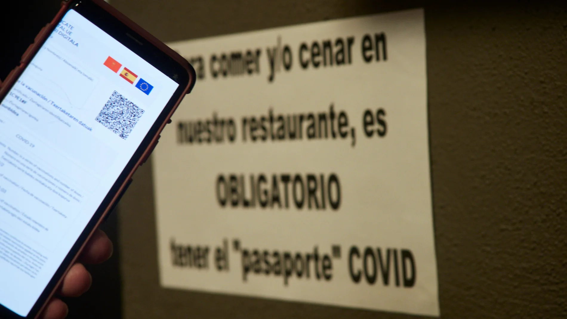 Una persona muestra su certificado de vacunación contra el Covid-19, a 27 de noviembre de 2021, en Pamplona, Navarra (España).