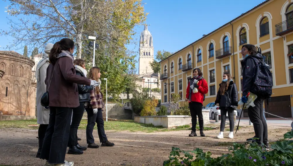 Voluntarios colaboran en la limpieza de la ribera del Tormes