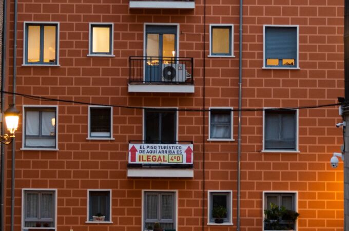 Un vecino del centro de la capital denuncia que el piso de arriba es una vivienda turística ilegal