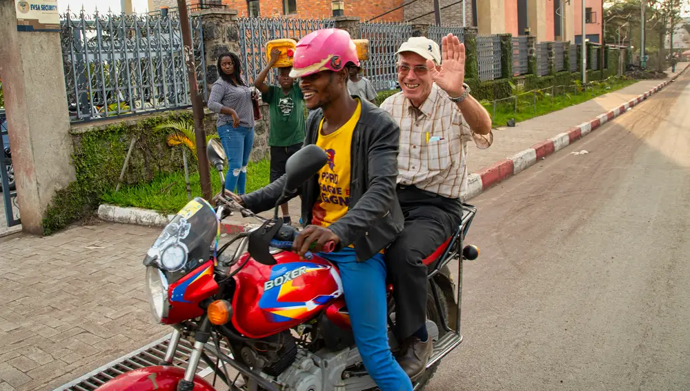 El salesiano burgales, Honorato Alonso, utiliza las moto taxi para moverse por Goma (Congo)
