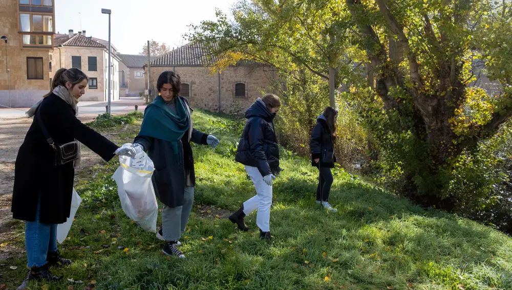 Voluntarios colaboran en la limpieza de la ribera del Tormes