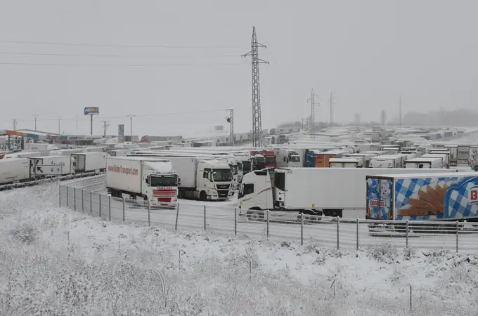 La nieve obliga a embolsar a los camiones que llegan al puerto de Piedrafita y cierra el de Pajares