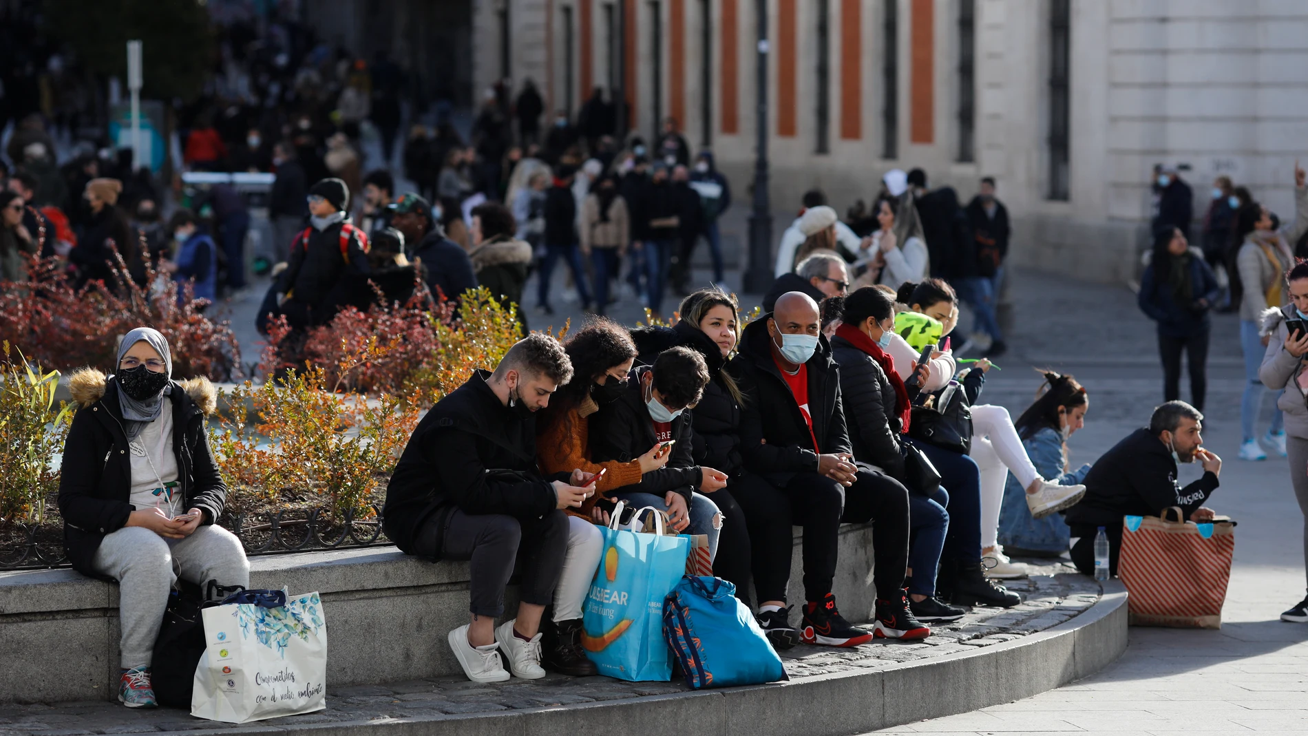 Varias personas en el centro de Madrid