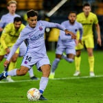 Coutinho marcó de penalti al Villarreal