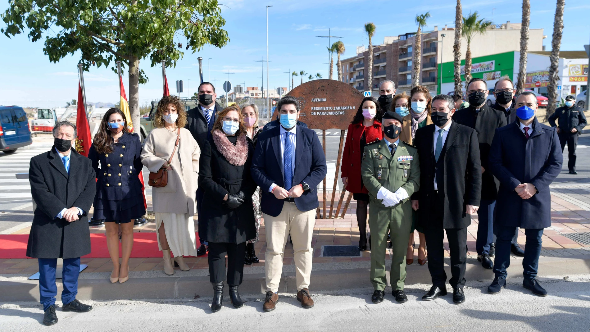 El jefe del Ejecutivo autonómico, Fernando López Miras, presidió hoy el acto de descubrimiento de la placa de la nueva Avenida Regimiento Zaragoza 5 de Paracaidistas, en Alcantarilla