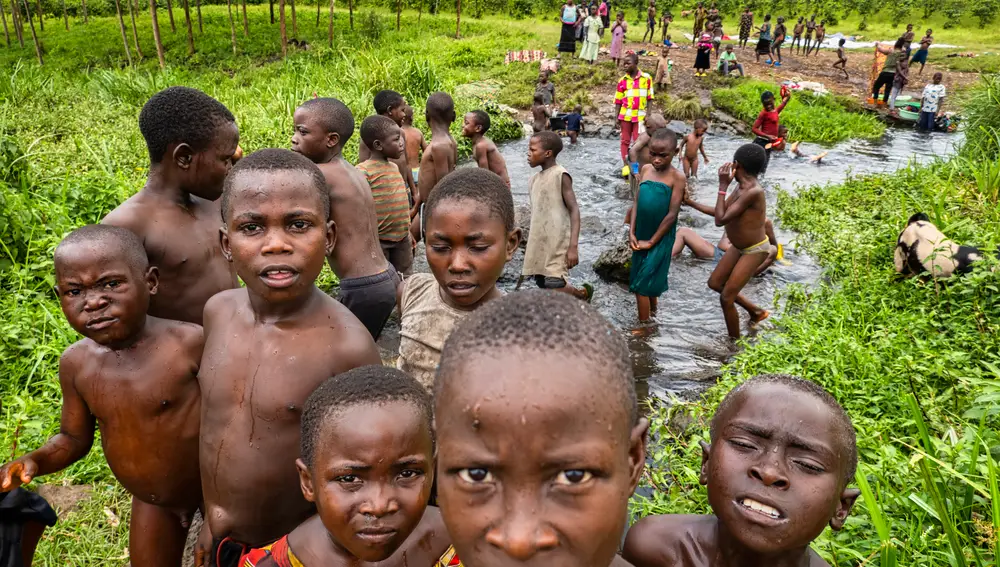 Niños de mujeres víctimas de violaciones se bañan en un arroyo cerca de Rubare( Congo)