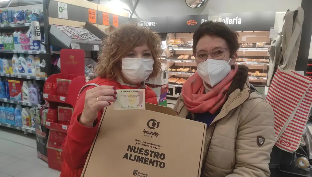 Una agraciada con un lote de Alimentos de Segovia