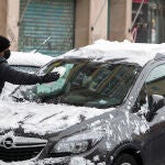 Un hombre retira nieve de su coche, a 28 de noviembre de 2021, en Burgos