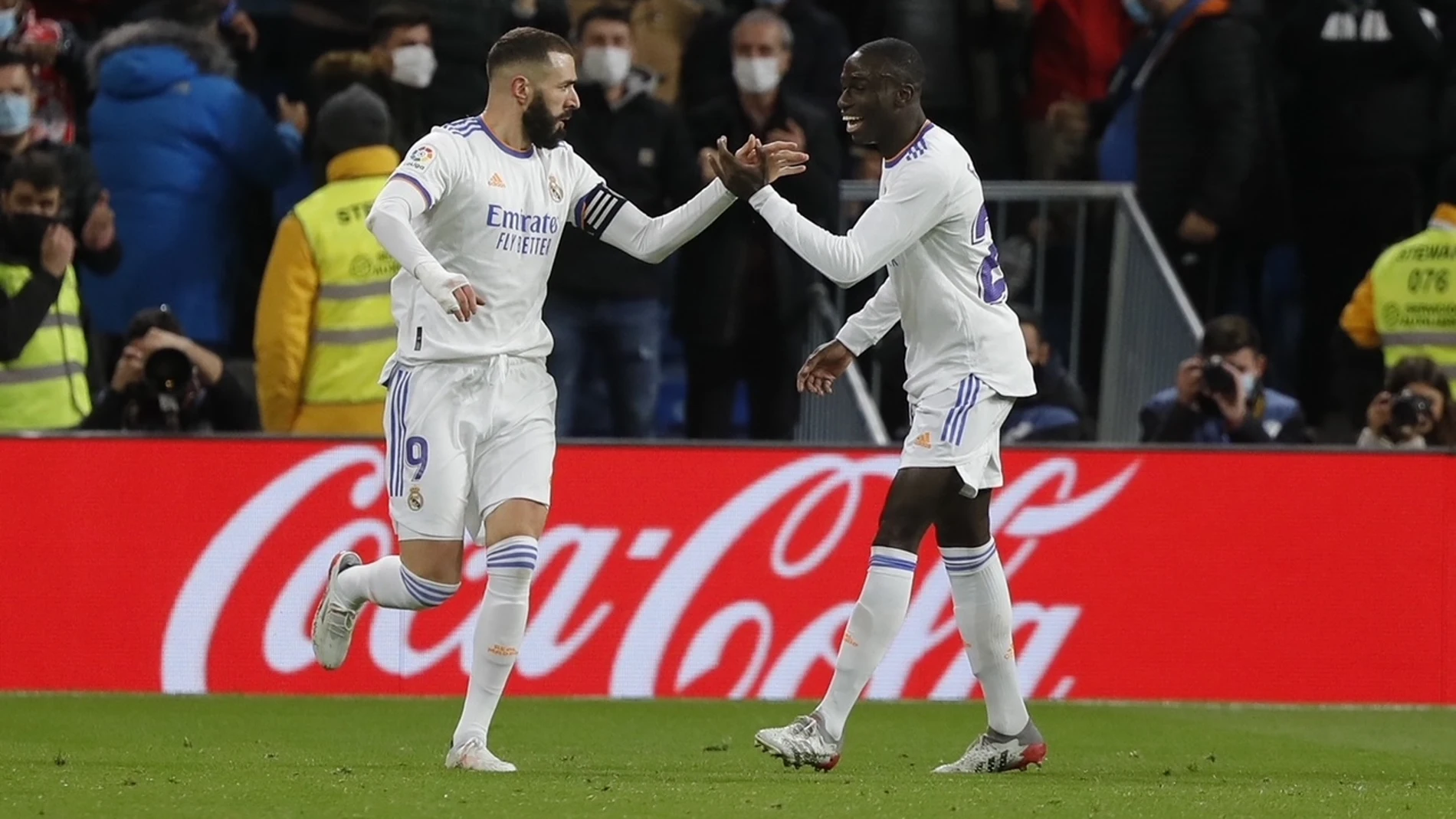 Benzema y Mendy celebran el gol del empate del delantero en el Real Madrid-Sevilla