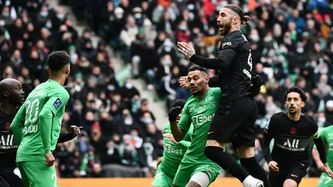 Sergio Ramos busca un remate en su estreno con el PSG