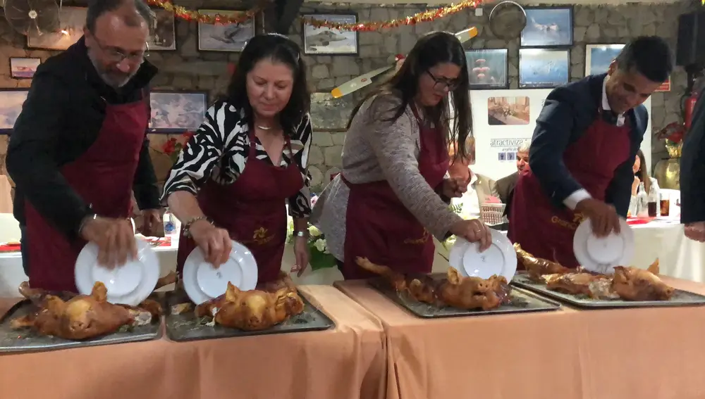 Corte de cochinillo al estilo tradicional