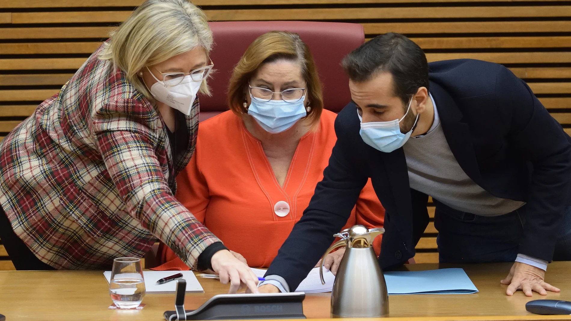 Los diputados José Muñoz (PSOE) y Mamen Peris (Cs) explican a la fiscal superior, Teresa Gisbert cómo funciona el sistema de audio del Hemiciclo antes de comenzar su exposición de la Memoria 2020