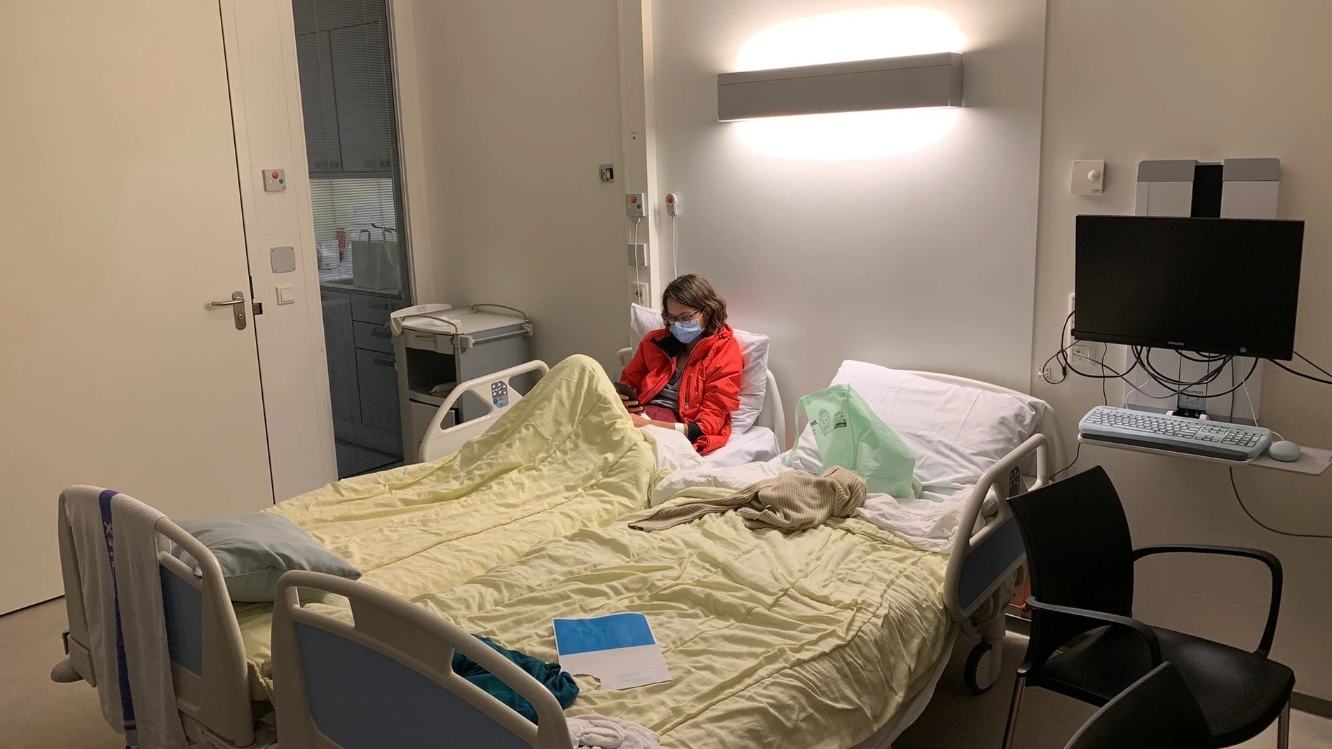 Carola Pimenta, en la imagen, portuguesa de 28 años, en la habitación de un hospital del norte de Países Bajos