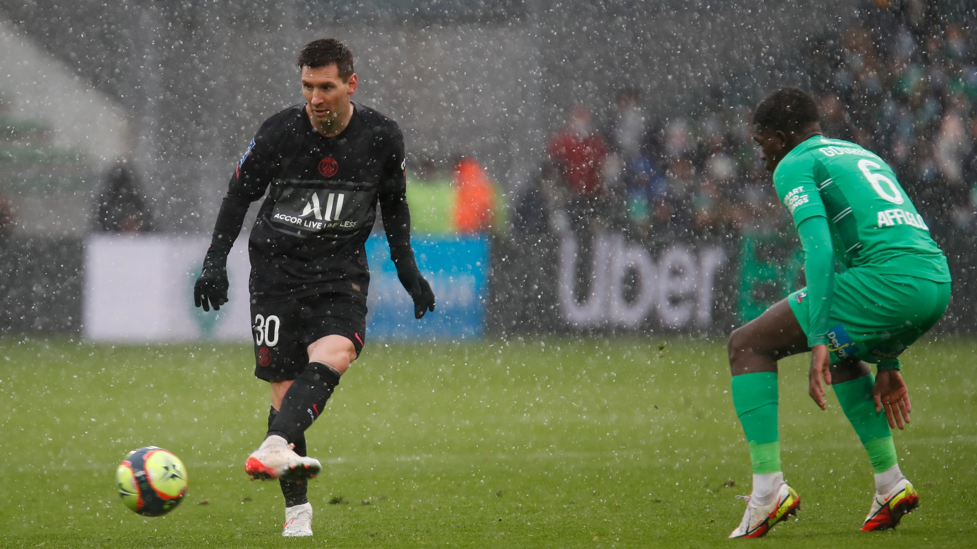 Leo Messi dio tres asistencias en la victoria del PSG contra el Saint-Ètienne (1-3).