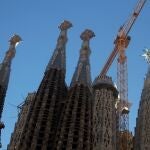 La basílica de la Sagrada Familia ha coronado con la torre de la Virgen María y la estrella de doce puntas que reflejará los rayos del sol durante el día y se iluminará con focos por la noche, y que alcanza así los 127 metros