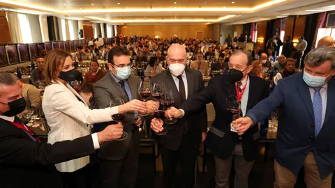 El consejero Jesús Julio Carnero, el alcalde de Peñafiel, Roberto Díez, el presidente de la D.O. Ribera de Duero, Enrique Pascual, o el presidente de los sumilleres de España, Pablo Martín, brindan con uno de los vinos que se han degustado en Ópera Prima