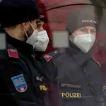 Un policía austriaco con mascarilla junto al Palacio Coburg, donde se celebra la reunión entre Irán y los países firmantes del pacto nuclear