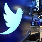 El logo de Twitter aparece encima de un puesto de cotización en el parqué de la Bolsa de Nueva York, el lunes 29 de noviembre de 2021. Las acciones subieron tras el anuncio de la salida de Jack Dorsey. (AP Photo/Richard Drew)