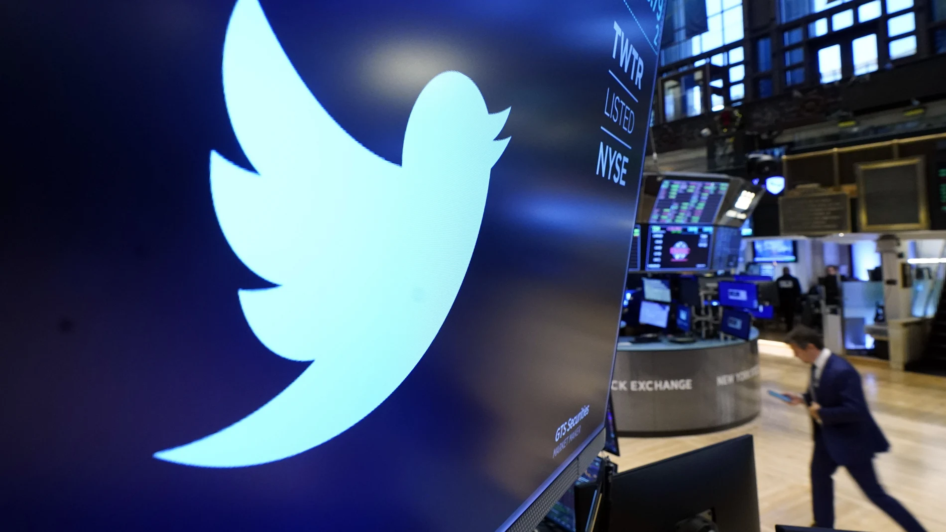 El logo de Twitter aparece encima de un puesto de cotización en el parqué de la Bolsa de Nueva York, el lunes 29 de noviembre de 2021. Las acciones subieron tras el anuncio de la salida de Jack Dorsey. (AP Photo/Richard Drew)
