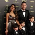 Messi posa con su mujer y con sus hijos