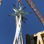 Colocación de la estrella en una de las torres