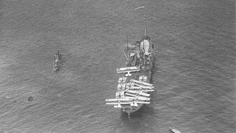 El "Dédalo", fotografiado desde un avión francés en 1925 en la bahía de Alhucemas
