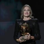 Alexia Putellas sostiene el trofeo del Balón de Oro a la mejor jugadora durante la gala en el teatro del Chatelet de París