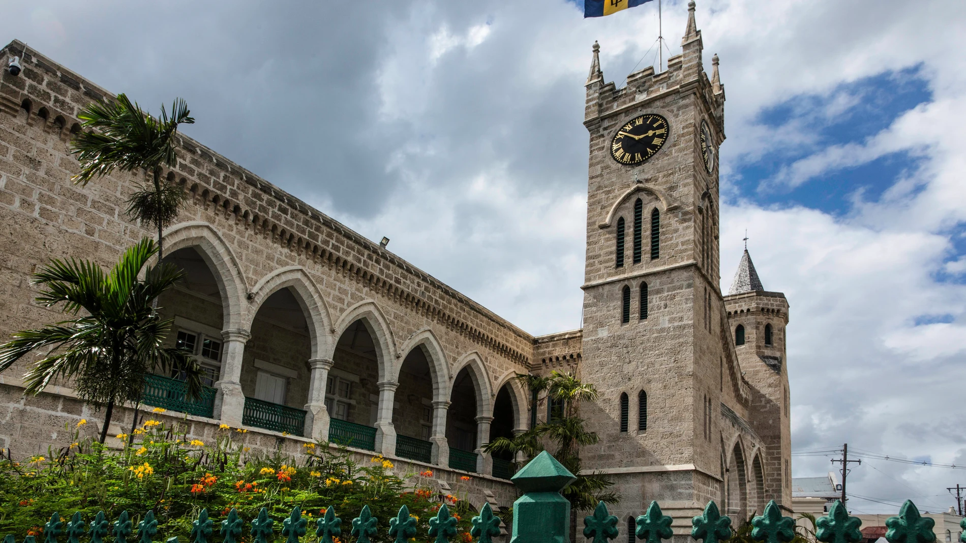 Bandera de Barbados en la sede del Parlamento en Bridgetown29/11/2021