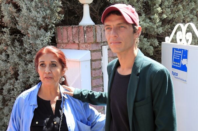Camilo Michel Blanes con su madre Lourdes Ornelas por las calles de Torrelodones.