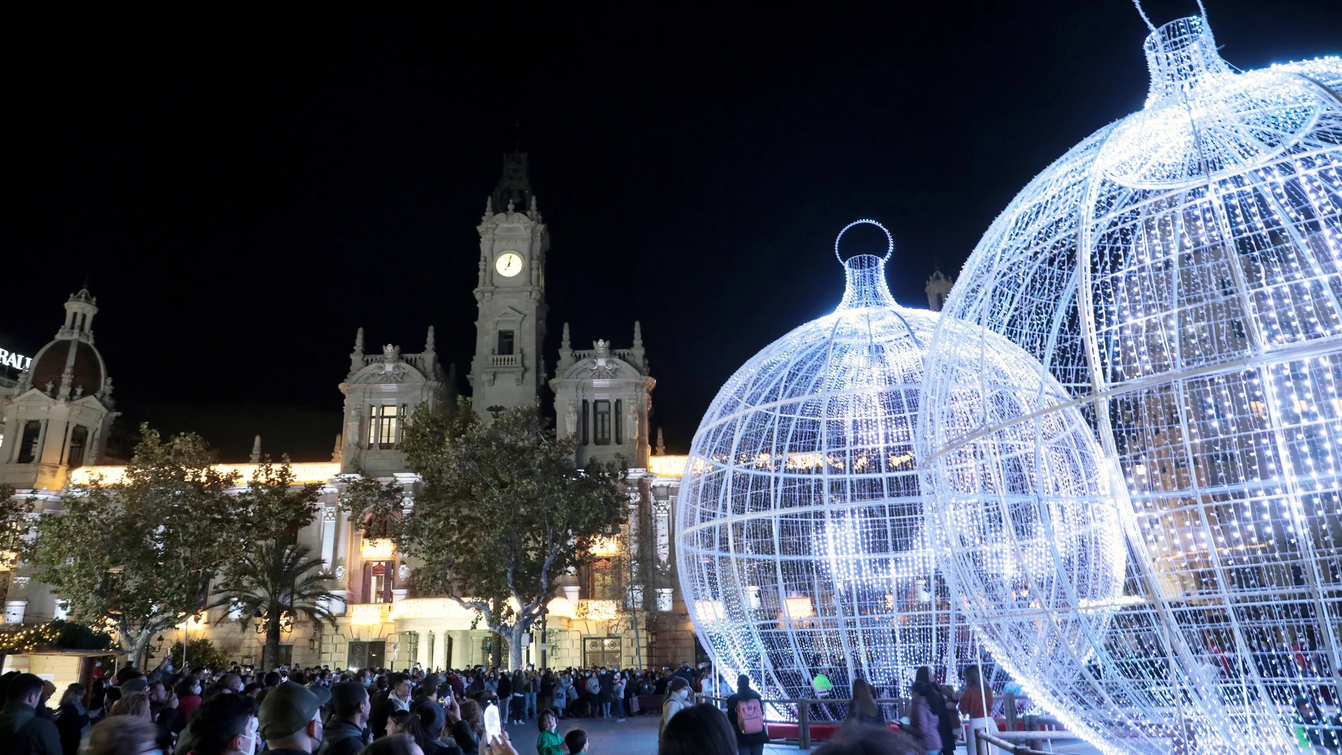 Cientos de personas han acudido a la Plaza del Ayuntamiento de Valencia para presenciar el encendido de los adornos de Navidad. EFE/Ana Escobar