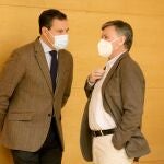El portavoz del PP, Raúl de la Hoz (I), conversa con Francisco Vázquez (D) durante la reunión de la Junta de Portavoces de las Cortes de Castilla y León