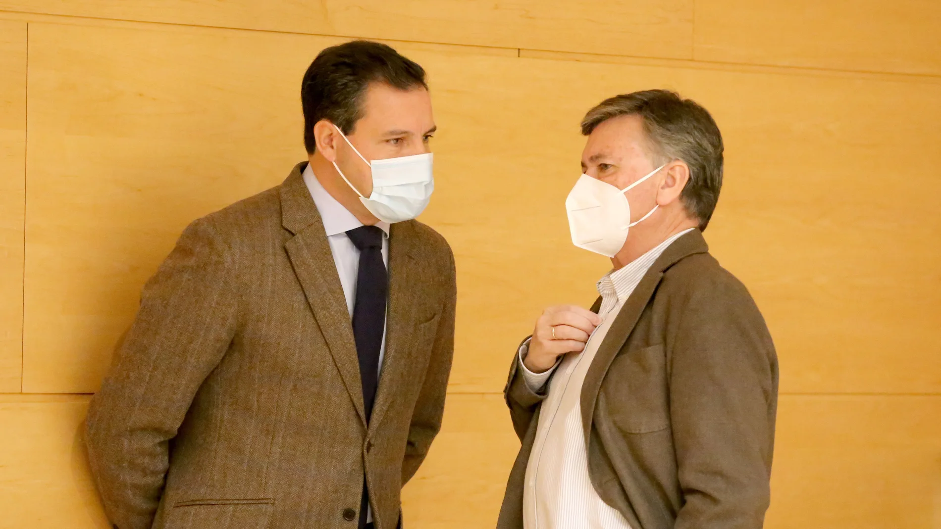 El portavoz del PP, Raúl de la Hoz (I), conversa con Francisco Vázquez (D) durante la reunión de la Junta de Portavoces de las Cortes de Castilla y León