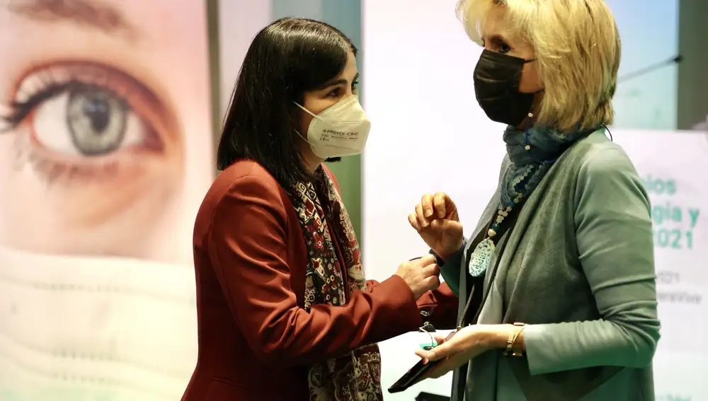La consejera de Sanidad, Verónica Casado, conversa con la ministra Carolina Darias