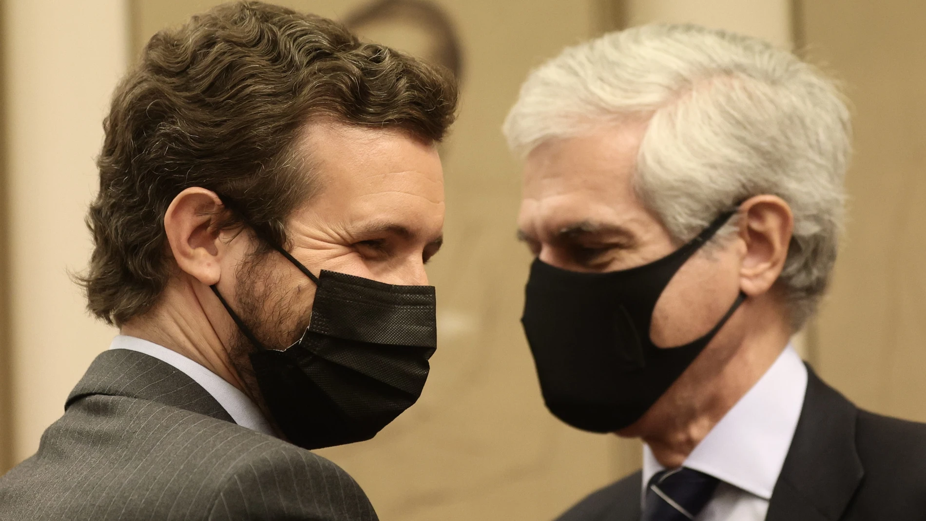 El presidente del PP, Pablo Casado (i), y el secretario cuarto de la Mesa del Congreso, Adolfo Suárez Illana, conversan en la clausura de la mesa de debate ‘Los Valores Constitucionales en la España del Siglo XXI’, organizada por el Grupo Parlamentario Popular en el Congreso y la Universidad Católica San Antonio de Murcia, a 29 de noviembre de 2021, en Madrid (España). Este coloquio tiene lugar una semana antes de que se celebre el 43 aniversario de la Constitución. Ocurre también después de que el PP haya registrado una proposición no de ley para que sea la Comisión Constitucional del Congreso la que defienda a la Carta Magna frente al "desafío" al que, a su juicio, la someten "movimientos nacionalistas, radicales y populistas".29 NOVIEMBRE 2021;VALORES CONSTITUCIONALES;PP;CONGRESOEUROPA PRESS/E. Parra. POOL29/11/2021