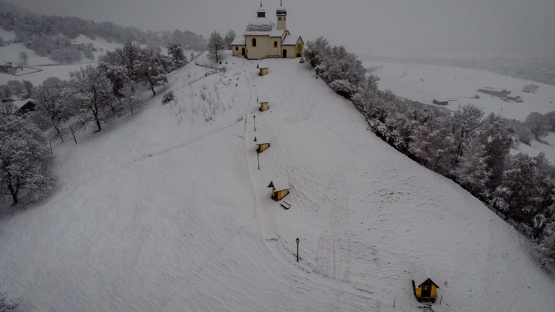 La nieve ya cubre las montañas austriacas, en la imagen una capilla cerca de Innsbruck, Austria