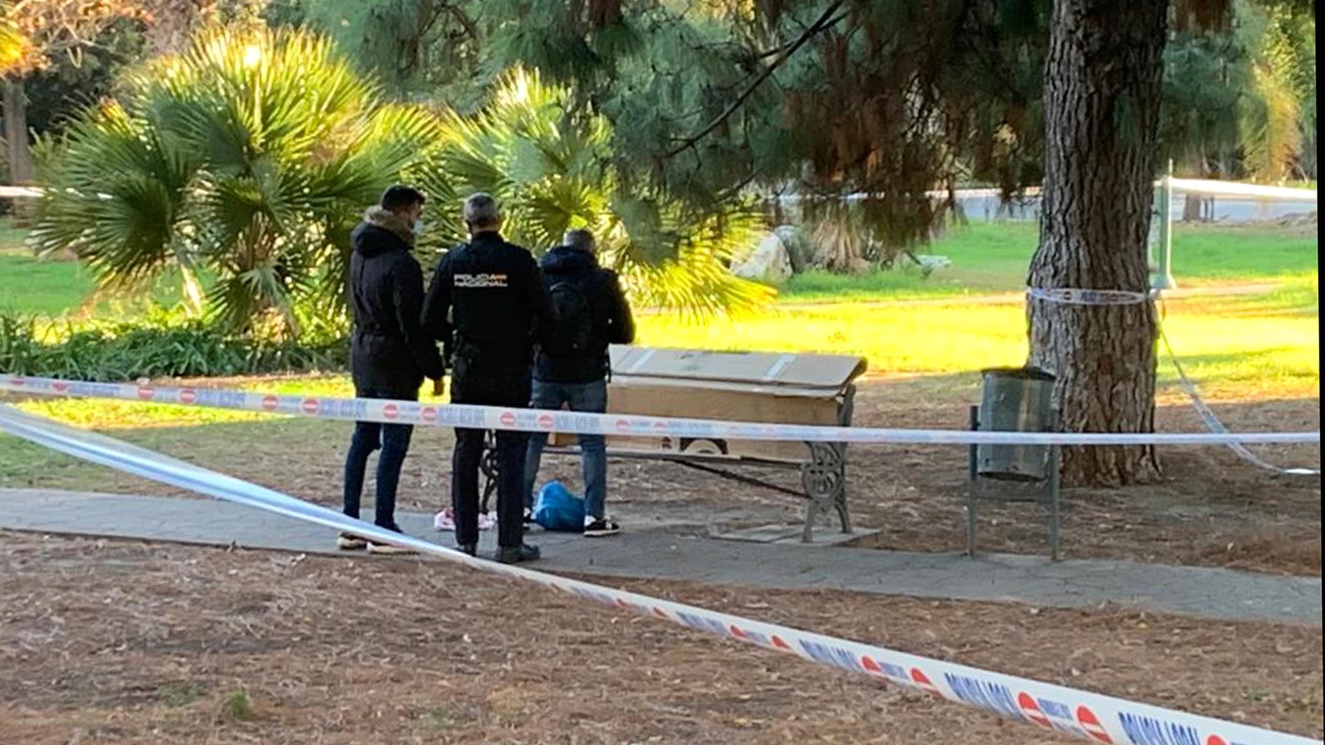 Agentes de la Policía observan la zona de los Jardines de Picasso en Málaga, donde ha sido hallado el indigente de nacionalidad búlgara y de unos 60 años tras sufrir una "brutal agresión" y que ha fallecido. EFE/Monserrat Martínez