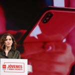 La presidenta de la Comunidad de Madrid, Isabel Díaz Ayuso, interviene en la clausura de la jornada sobre el buen uso de las tecnologías y las redes sociales por parte de los jóvenes, en el Espacio CaixaBank