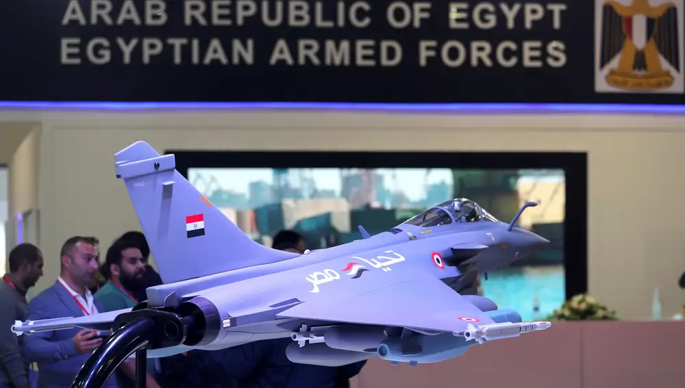 Un modelo del caza Rafale en una exposición en Egipto