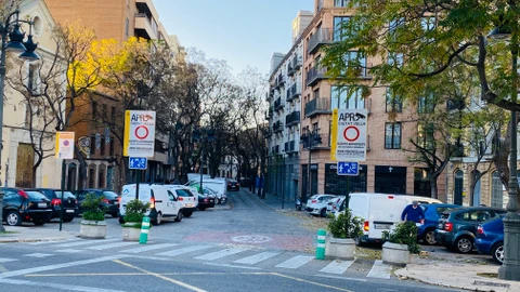 Carteles anunciando la zona controlada por cámaras en la plaza de Na Jordana