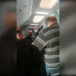 Reducen a un pasajero que quería abrir la puerta de un avión entre Sevilla y Budapest
