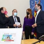 El delegado territorial de la Junta en Palencia, José Antonio Rubio Mielgo; el delegado territorial de la ONCE en Castilla y León, Ismael Pérez Blanco; la directora de ONCE en Palencia, Paula Calvete Palmero; y el alcalde de Frómista, Fernando Díaz, en la presentación del cupón