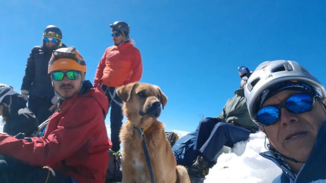 Layo Aguilar lideró el grupo de 30 excursionistas que rescató a Canelo tras enterarse que estaba en la cima de la montaña