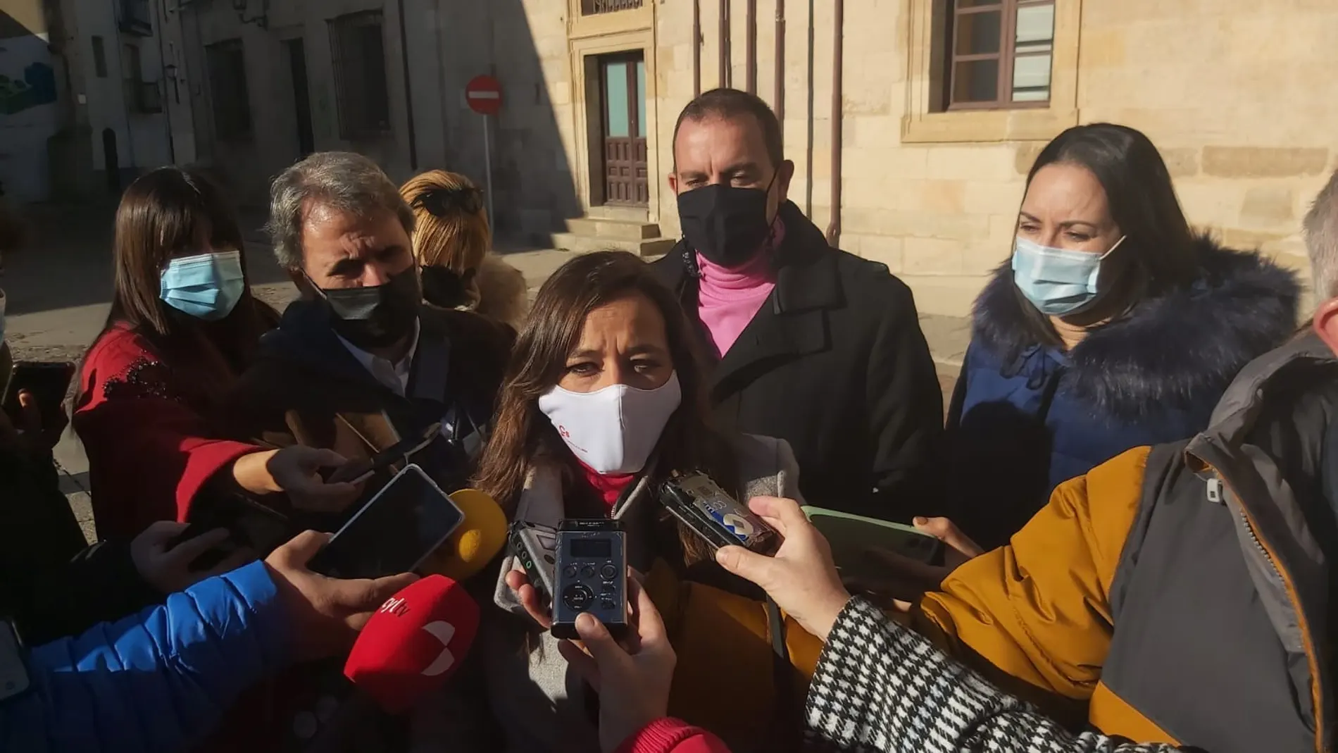 La coordinadora autonómica de Ciudadanos en Castilla y León, Gemma Villarroel, atiende a los periodistas tras su visita a Zamora