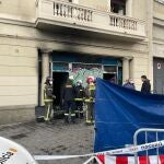 Bombers trabajando en el incendio de la plaza Tetuán de Barcelona
