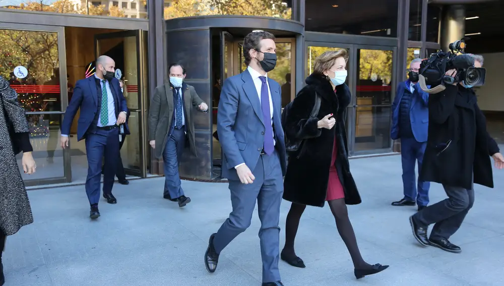 Pablo Casado junto a la periodista ganadora de un Pulitzer Anne Applebaum.