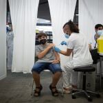 Un adolescente recibe la vacuna contra el Covid-19 en el recinto de Montjuïc de Fira de Barcelona